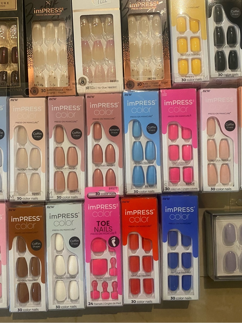 46 sets of press on nails - Picture 4 of 4